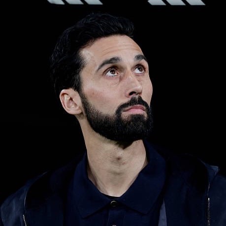 科贝：阿韦罗亚与球队队长们会面，讨论了球队的现状。他还与其他队员进行了长时间的谈