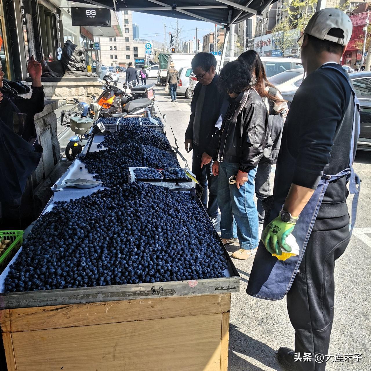 昨天上午，我突然想起，今年我到现在还没吃蓝莓呢！

于是开车到三八广场新隆嘉超市