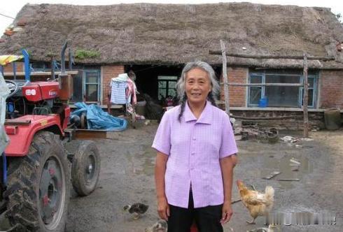 1973年，女知青黄丽萍携农村丈夫回宁波父母家，一进门，丈夫看到墙上挂着的照片大
