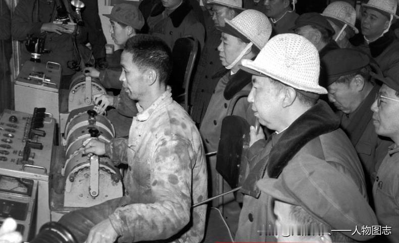 在初轧厂和轧钢厂，华国锋穿过钢龙翻滚的车间，详细地察看生产的全过程。