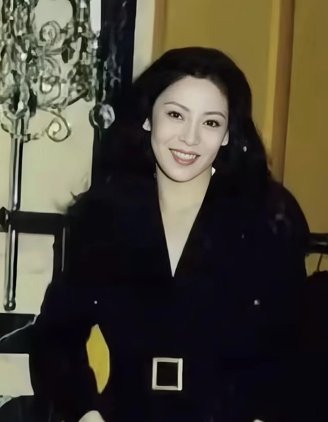 之前没细了解过向太，这回一查真开眼了！难怪圈里不少人佩服她，人家可不是光有颜值，