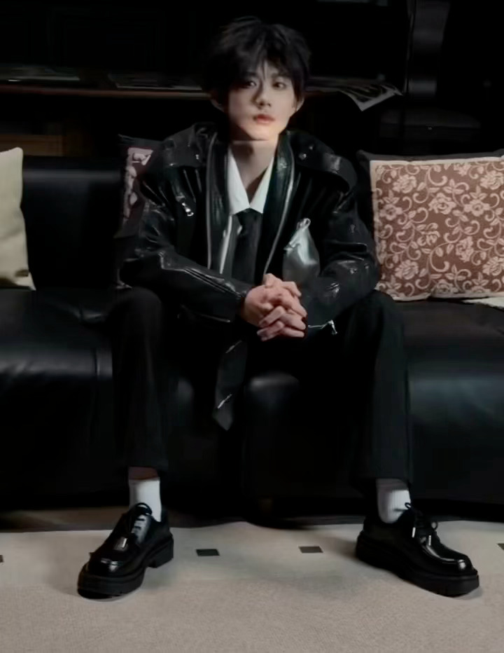 陈奕恒发文说每天在健身减肥吃减脂餐，自律又努力啊！一边严格管理身材，一边用心演绎