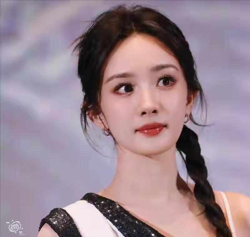 37岁的杨幂，从地主闺女演到农民媳妇，没靠滤镜靠演技，反而让网友闭了嘴。
她不躲