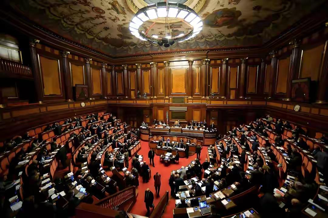 英国最高情报机构：外国势力正通过“金钱捐赠、政治胁迫、甚至性诱惑”等多种手段，暗