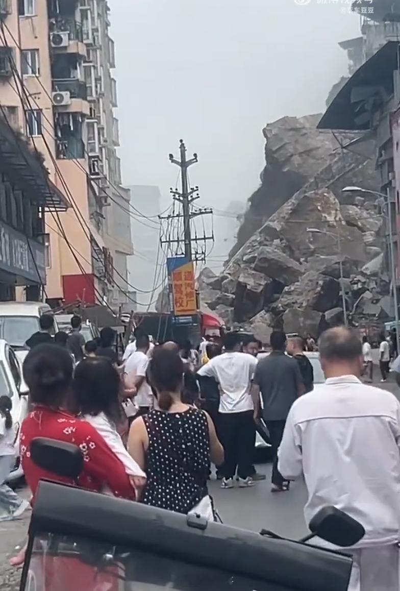 重庆彭水山体垮塌今早彭水乌江三桥突发山体垮塌，山下民房受损严重愿被困人员平安，抢