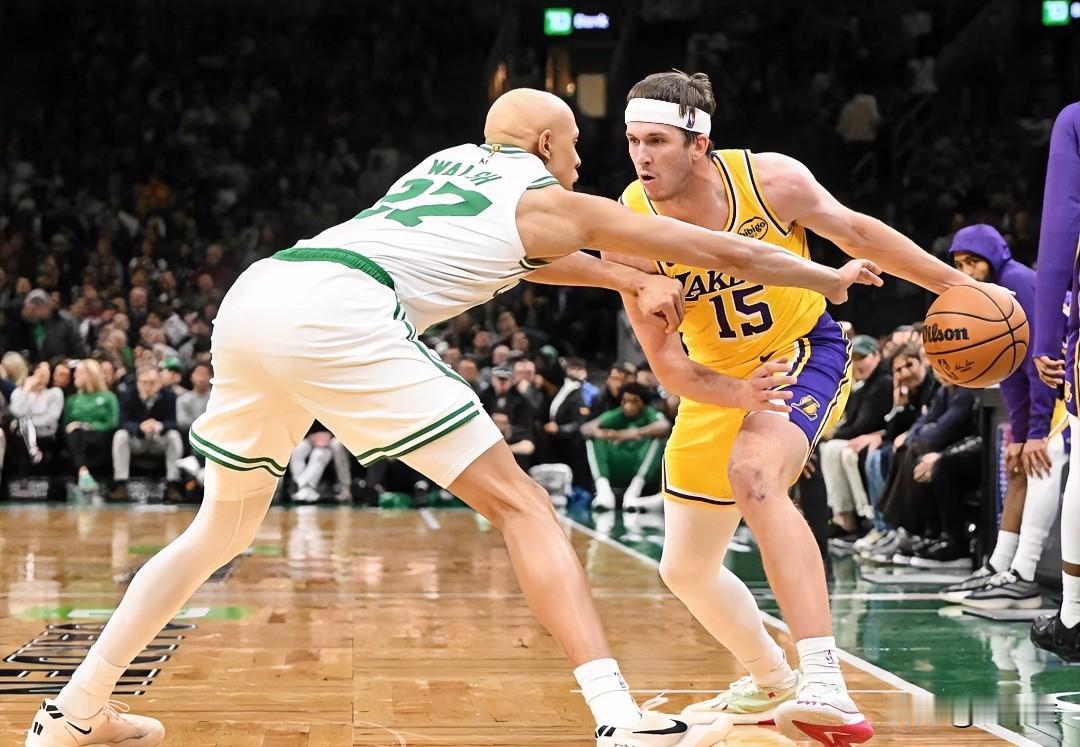 “东詹”不打，湖人本场“班味儿”挺重，球队上下统一思想——打着看。“赢不了”的情