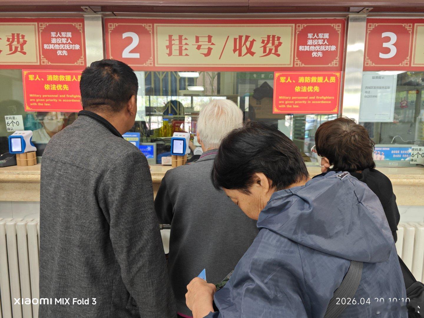 春日好赶集，人人满载归。 