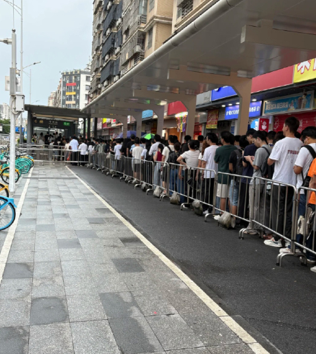 深圳地铁 安检  不仅是所有包必须过安检，而且取消了无包通道，所有人都需要手持检
