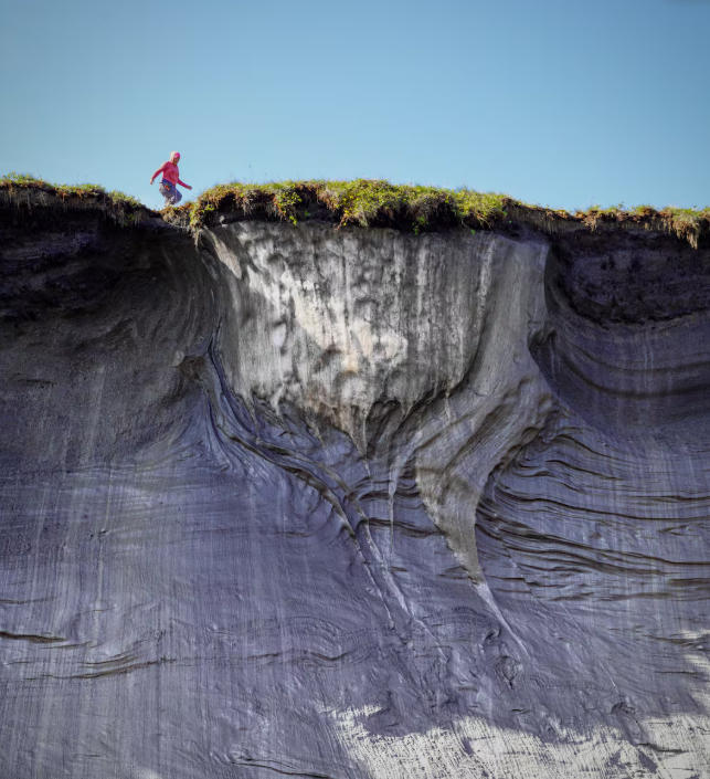 #北极千年冻土加速融化中#【北极永久冻土快速融化崩塌，加拿大一小岛地面“咬痕”逐