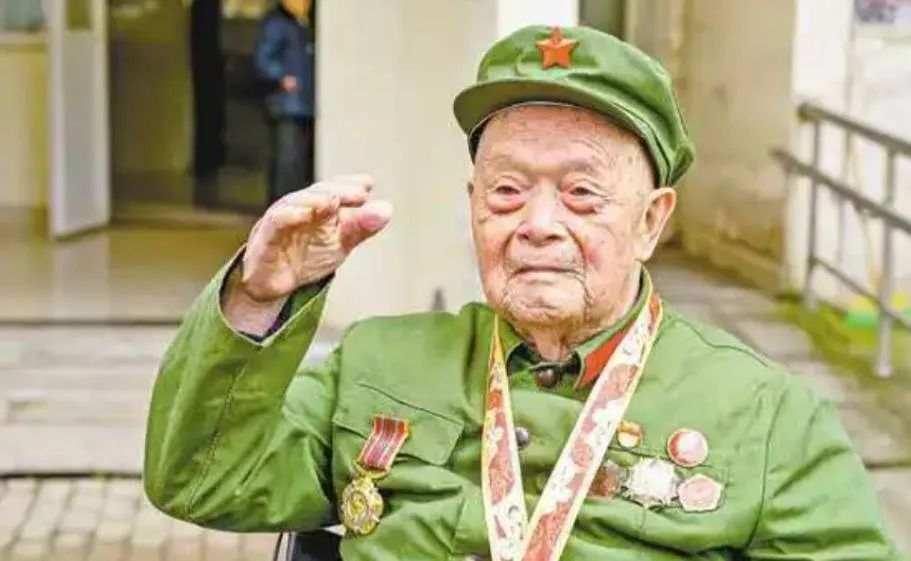 1952年，上甘岭战役，他1人歼敌400余名，立下一等战功，却干了33年临时工，