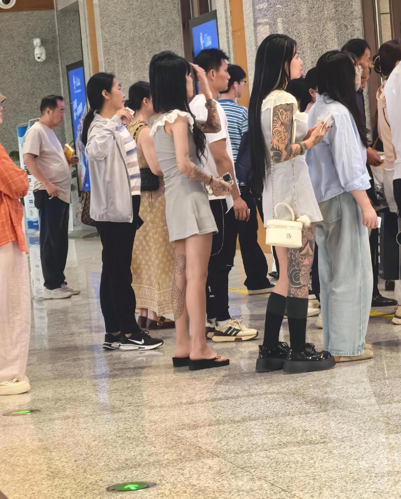 美女好漂亮啊
谁知道这俩美女什么职业，我想过去要微信，处对象。