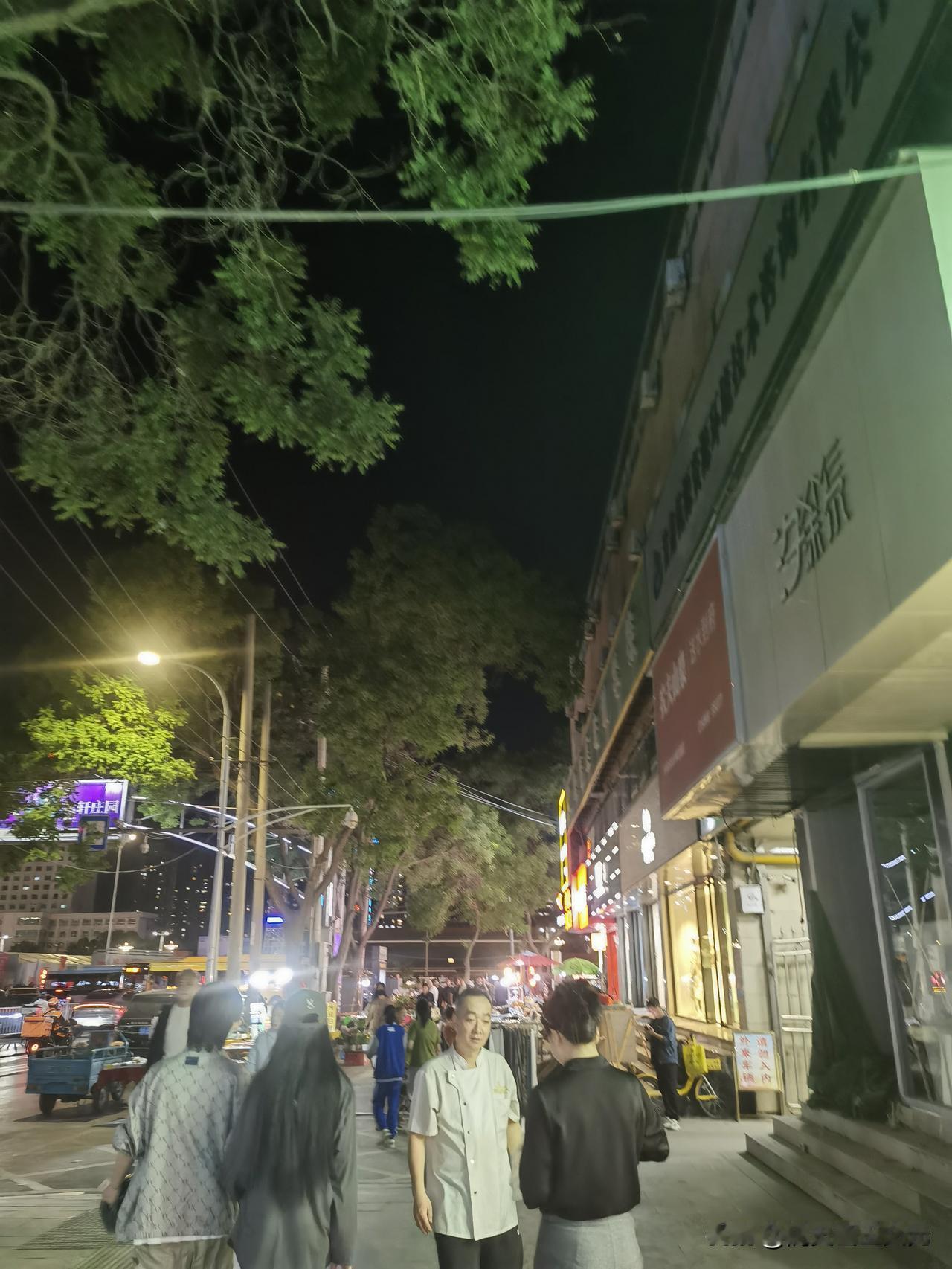 兰州皋兰路上写地书的大爷，真是勤奋！今早上8点刚过，他已经写完收摊了。最近一段时