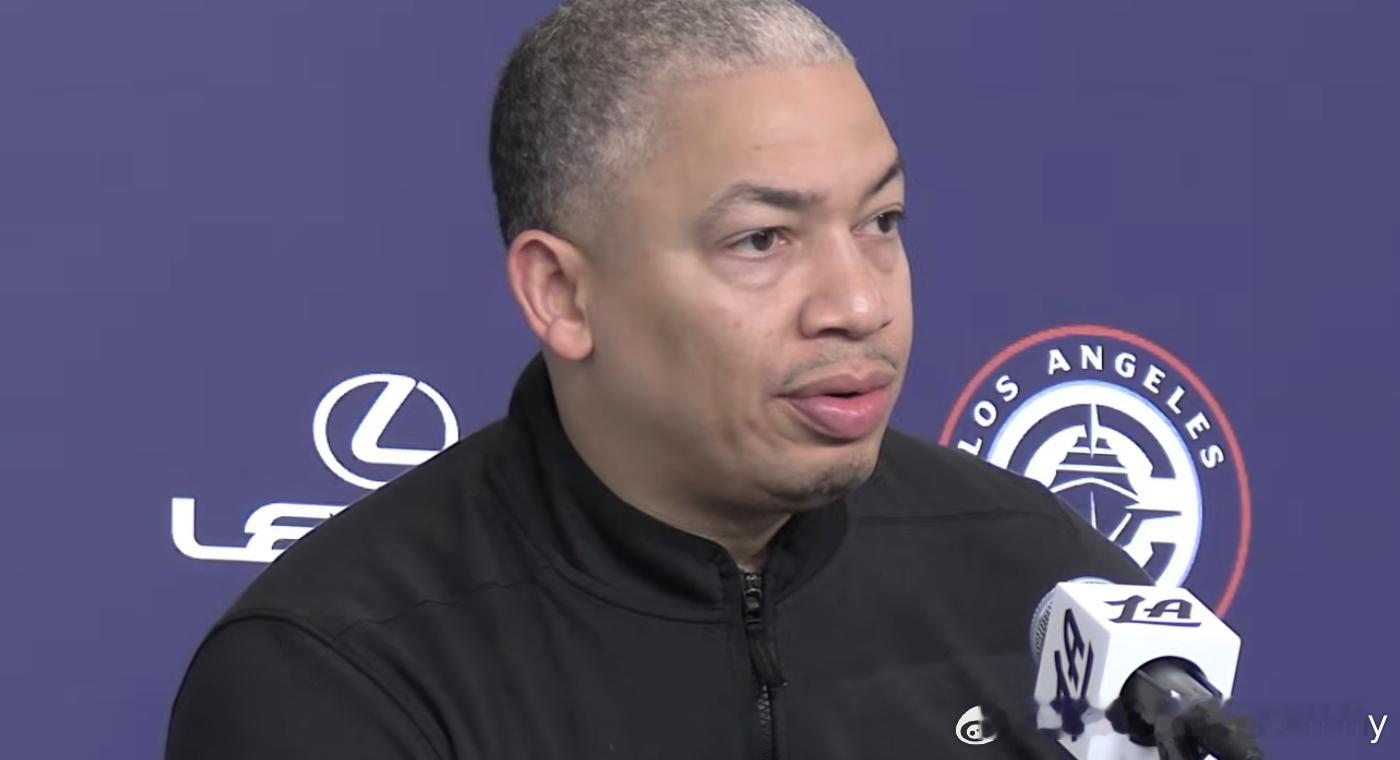 卢：柯林斯非常想学习，我们一直在帮他理解空间站位，他现在越来越舒服了。桑德斯最近