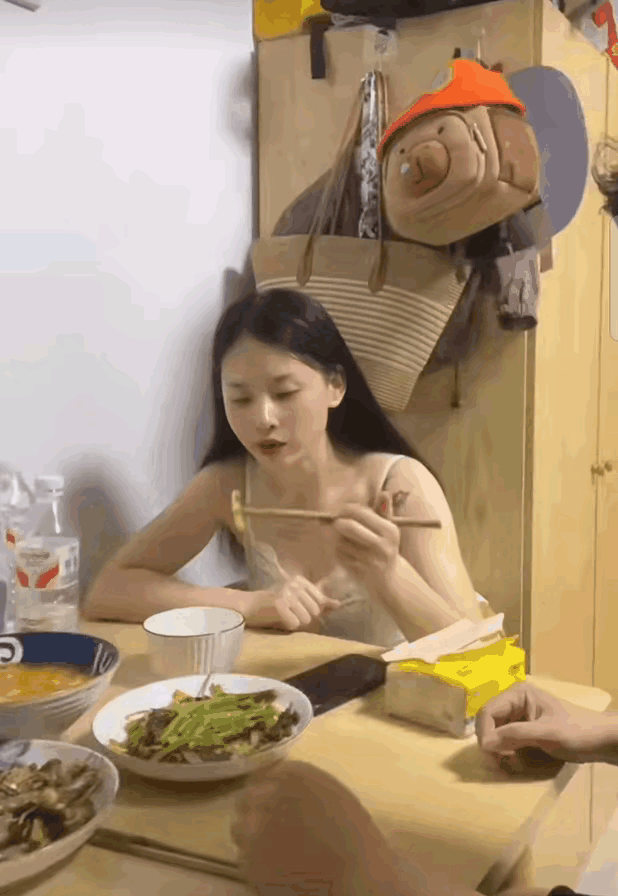 餐桌上，夫妻俩人正在享用午餐，丈夫想擦嘴巴，便抬手去取餐巾纸，妻子下意识地抢先一