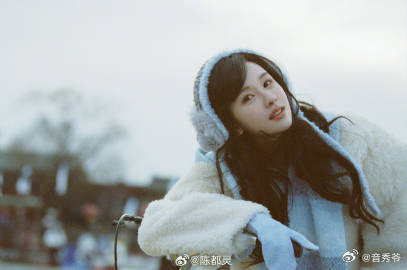 陈都灵打卡什刹海陈都灵穿上可爱的雪地小兔服饰，打卡什刹海！她的笑容是这个冬天最温