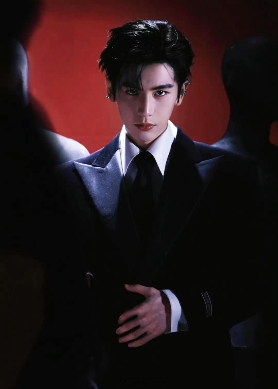 张凌赫 自带BGM的男人  张凌赫走秀含金量还在上升