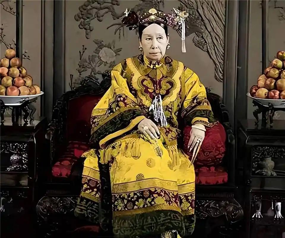 史书上的“病逝”二字，真的能掩盖那场宫廷血案吗？
翻开厚重的《清史稿》，关于那个