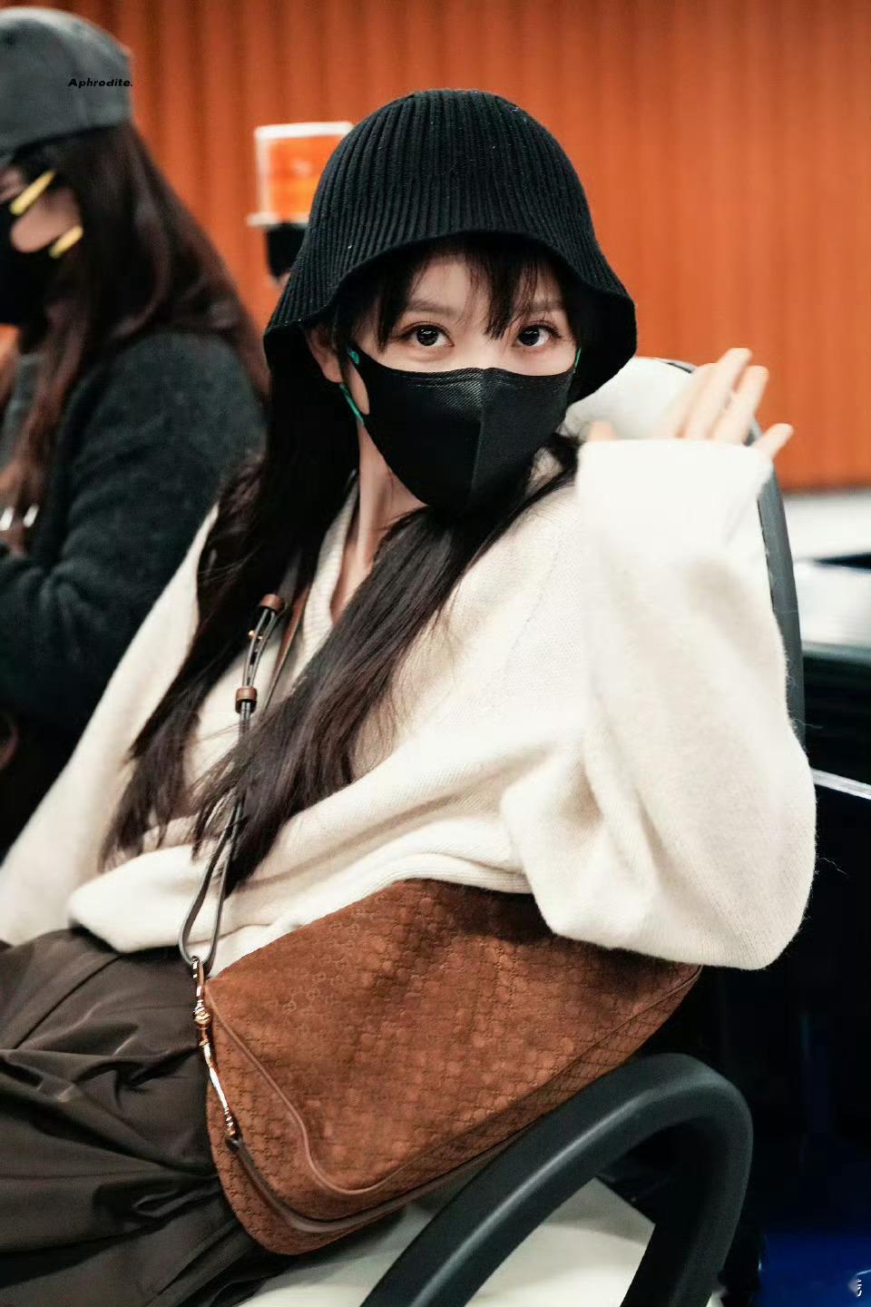 田曦薇出发尖叫之夜 米色毛衣➕渔夫帽好乖。。期待明天美美的造型🫳🏻 