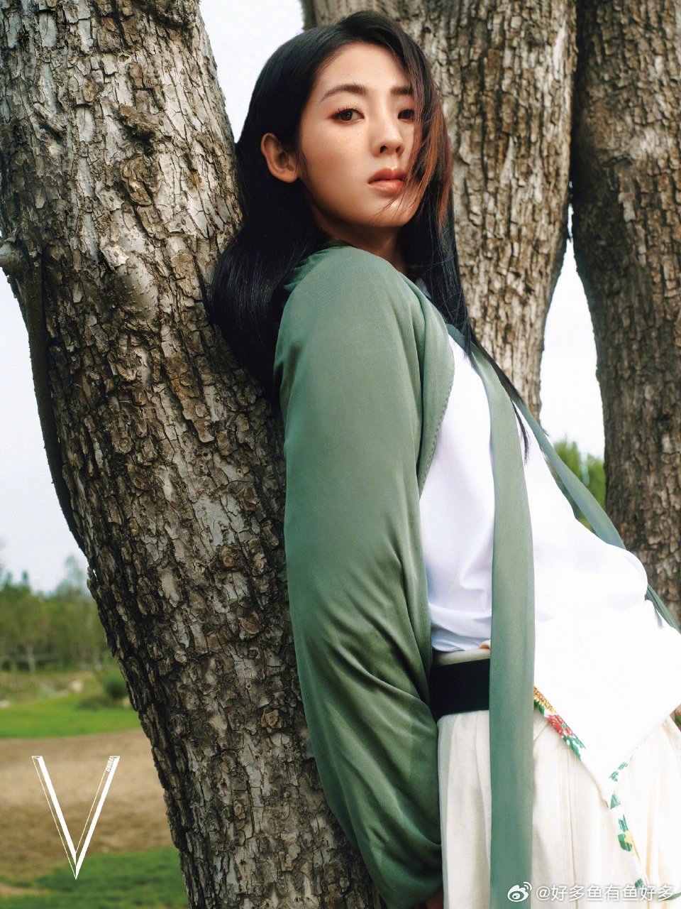 邢菲有恶女那味了 反差感直接拉满！杂志新妆造慵懒带冷感，简约穿搭透着疏离气场，每