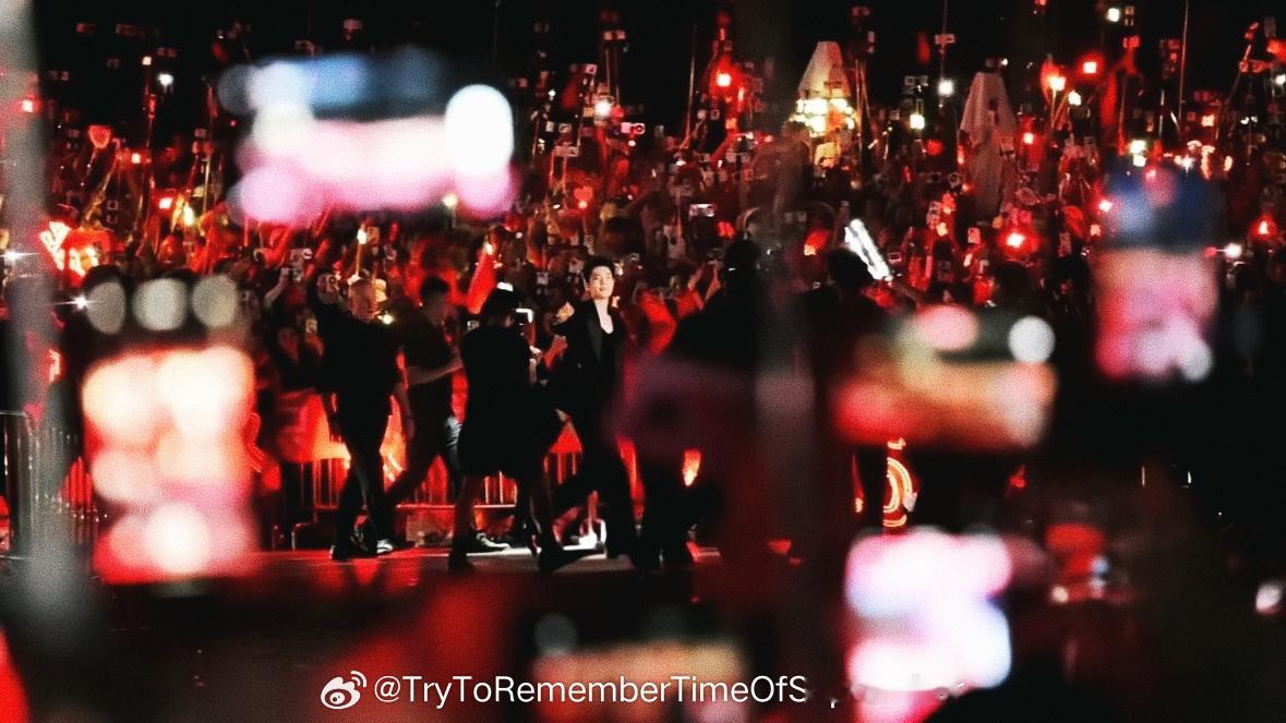 在这个城市生活了好多好多年的人才会感受到这种极致的震撼好多好多年后，香港人都会记