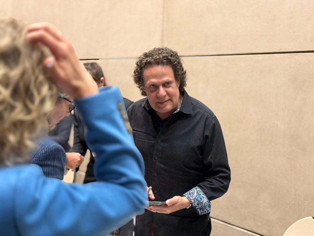 着急赶回家是为了带娃来这场音乐会。古典吉他和弗拉门戈吉他大师Adam del M