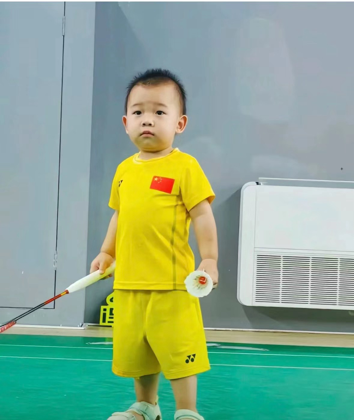 羽毛球混双冠军郑思维的儿子aiden也太可爱了吧！完全就是黄雅琼的毒唯， 比赛场