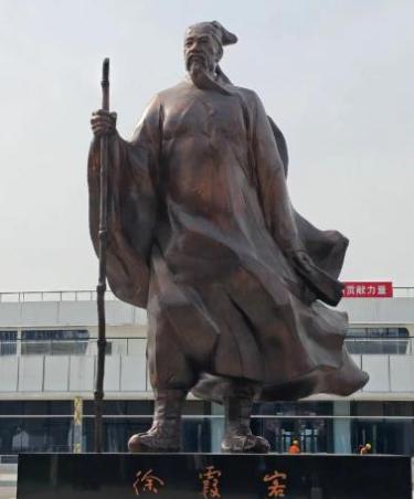 1617年，徐霞客因怀念已故妻子，偷偷宠幸了原配的侍女，并让她怀了身孕，谁料，待