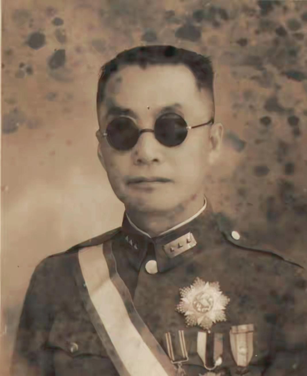 1949成都解放：唯一的国军上将被俘，在凤凰山机场被老蒋放了鸽子！


 
19