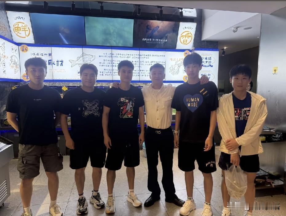 曹巍更新了动态，他这次还是魏桥工作人员。王楚钦前天晚上到了大连后，昨天就去主场馆