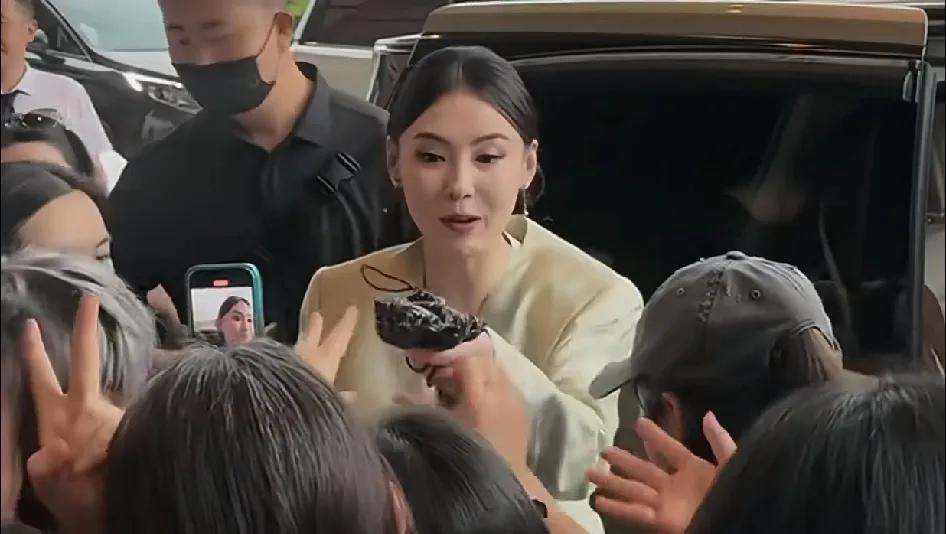张柏芝：是重回18岁，还是梦回18岁？

图1是视频截图，就……大家自己看吧。我