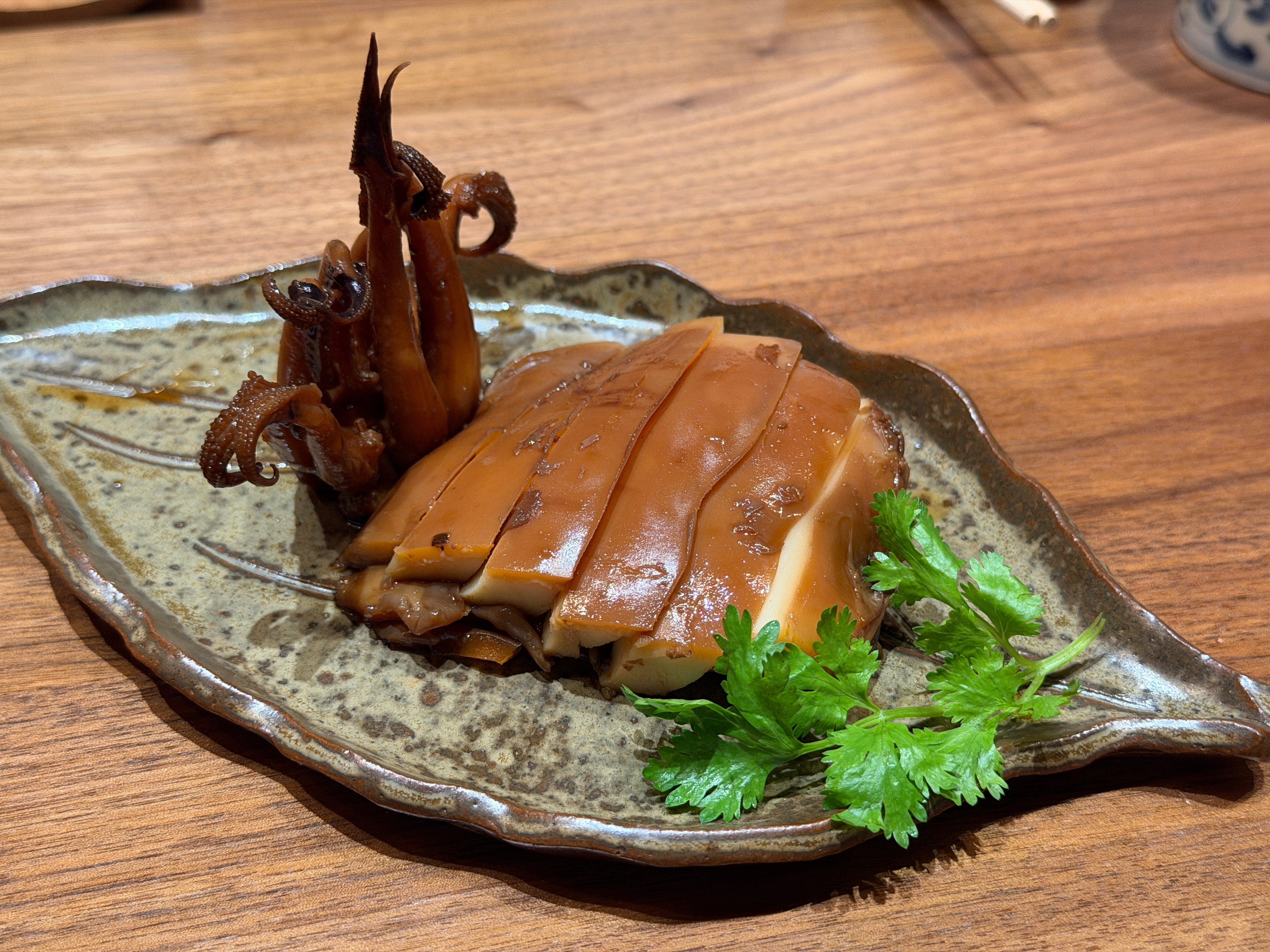 吃饭之前，先听庞大师讲解一下她的烹饪思路，今天大部分的菜都跟茶叶相关。 杭州·和