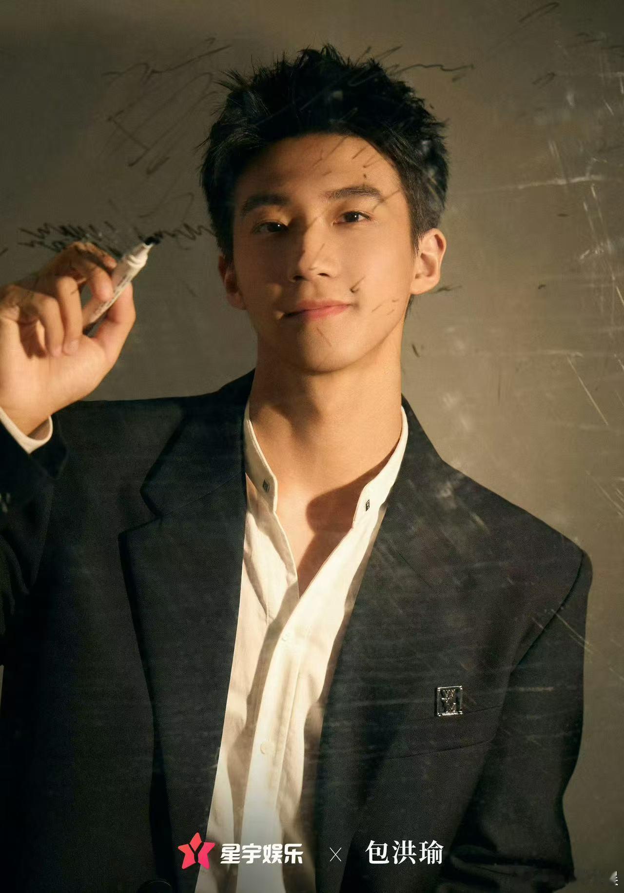黄景瑜新签的演员黄景瑜新签艺人黄景瑜新签艺人，签了个自己，真是不错 ​​​