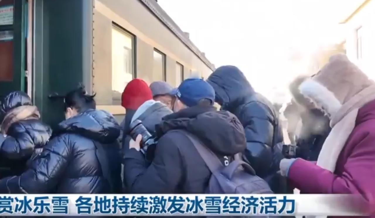 冬日的中国，冰雪经济正全面升温！在东北，复古蒸汽火车喷吐着白色长龙般的蒸汽，游客