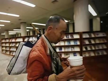 杭州图书馆有一座雕像，雕像的主人是一位“拾荒老人”。这位“拾荒老人”名叫韦思浩，