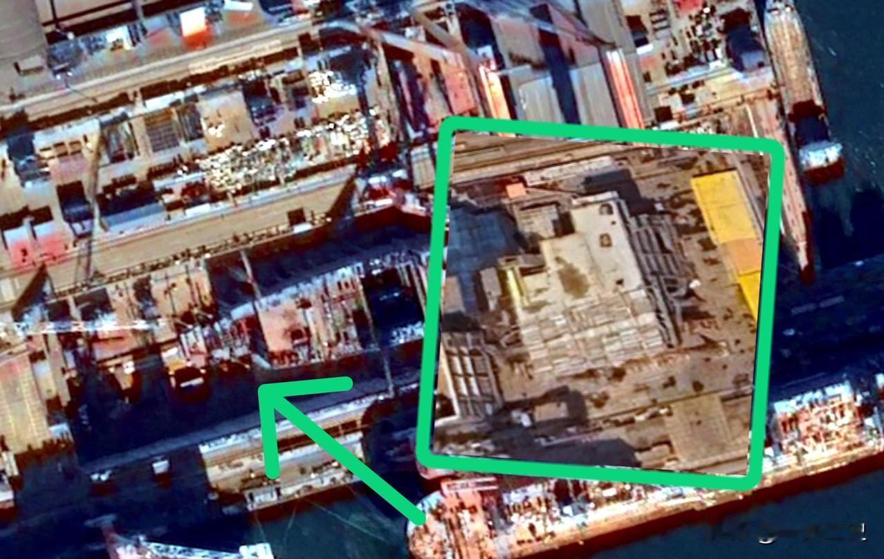 左前模块的安装位置非常清晰。现在艏部一半的底板已经到位，高度大概是三四米，左前模