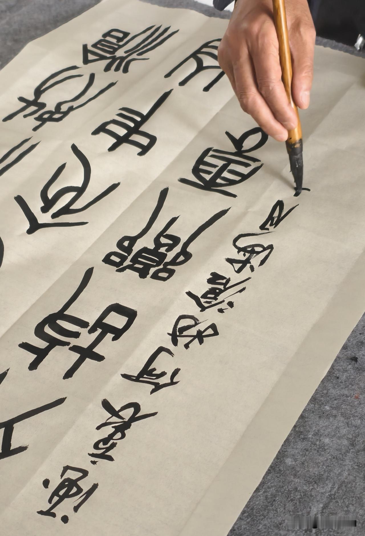 练篆书别瞎磨，记住这些小窍门进步飞快
 
好多书友痴迷篆书古朴大气的韵味，可自己