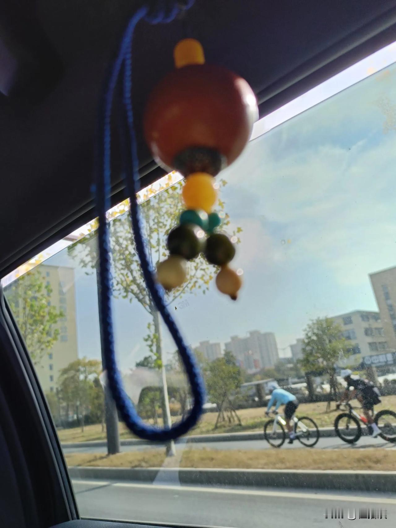 和老同志出门去买海鲜，开车40分钟，还是上次我囤货的那家店。
两人一路闲聊，说起