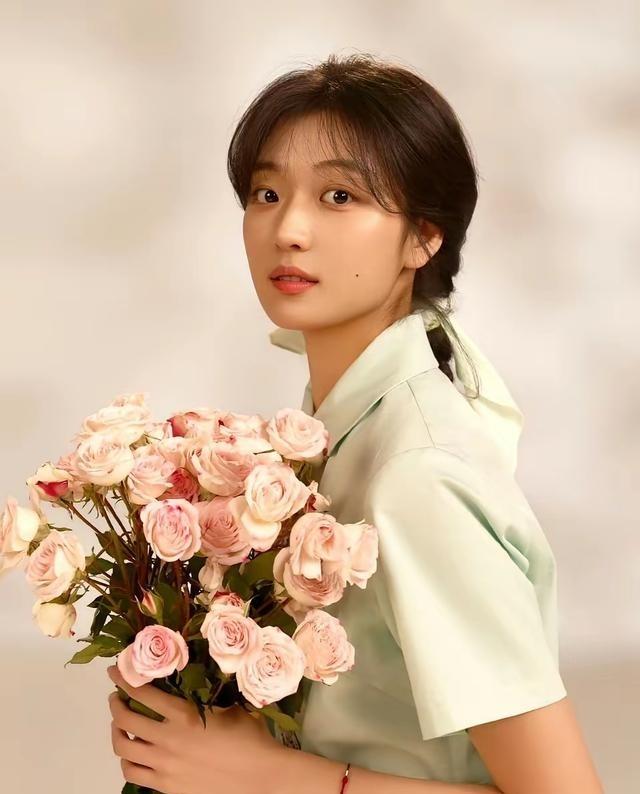 同样是95花，关晓彤和孙千的路，差的根本不是颜值。
关晓彤出生在北京艺术家庭，爷