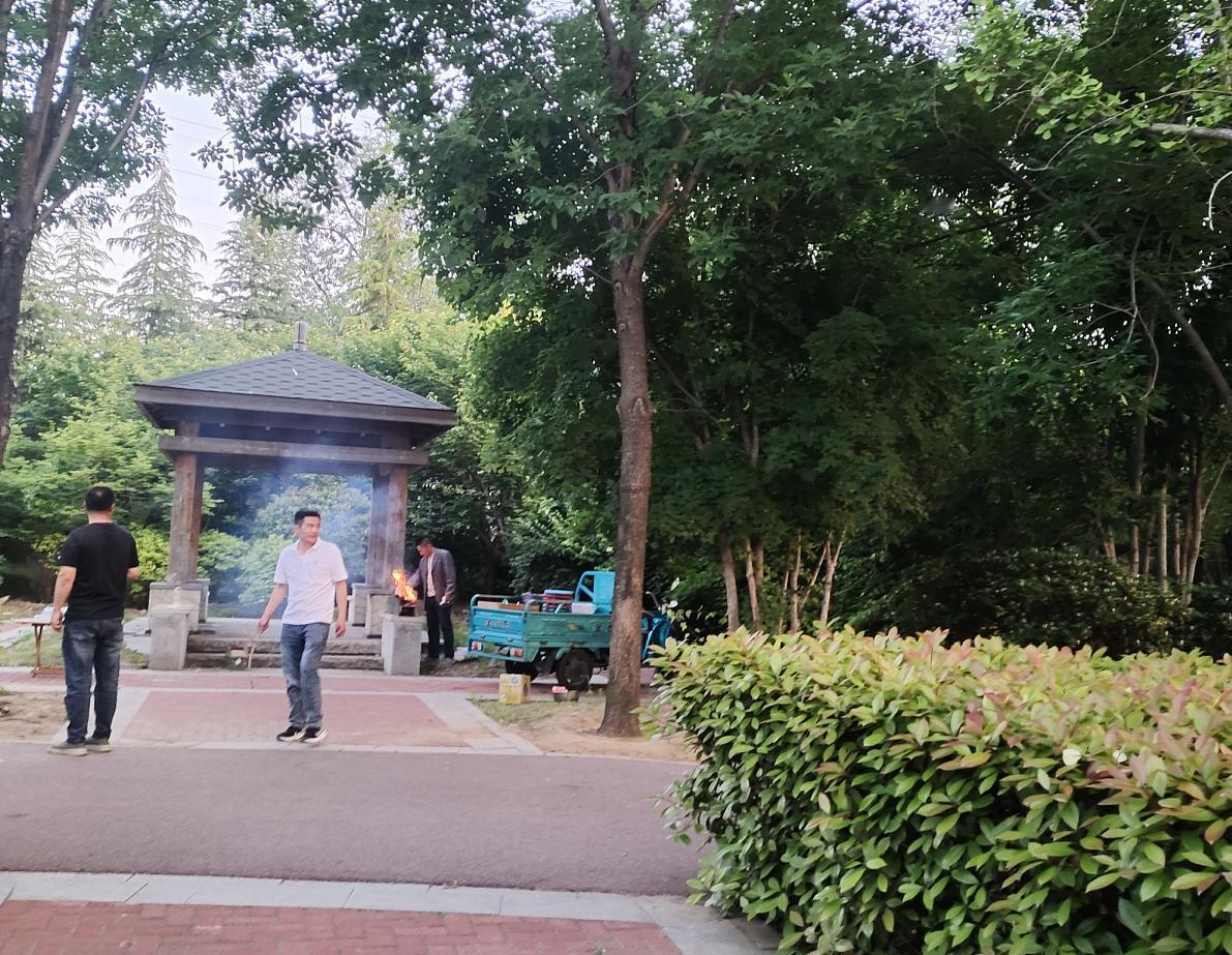 今年的第一次自助烧烤，弄得手忙脚乱。
在还没入夏时，一个朋友就买了烧烤炉和碳，预