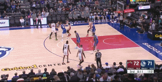 NBA赛场镜头：哈克斯强打命中；下个回合再次命中底角三分！哈克斯背身打福克斯还中