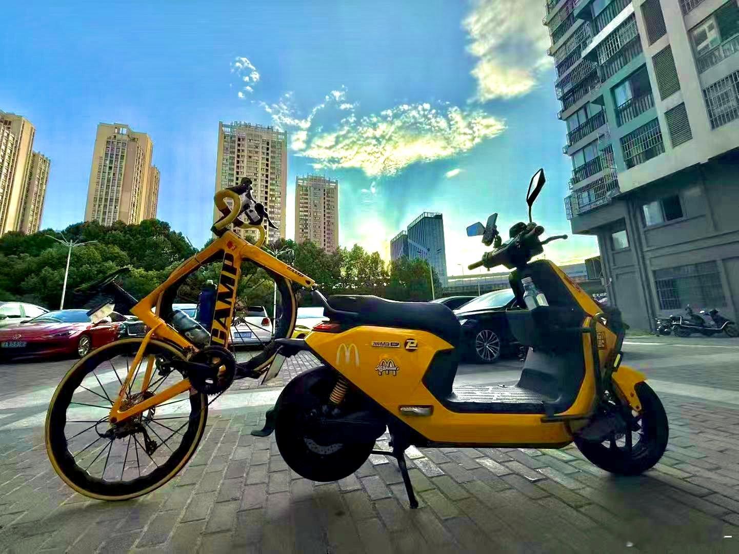 开眼了，2+2出行，这算...PHEV了吧 ​​​