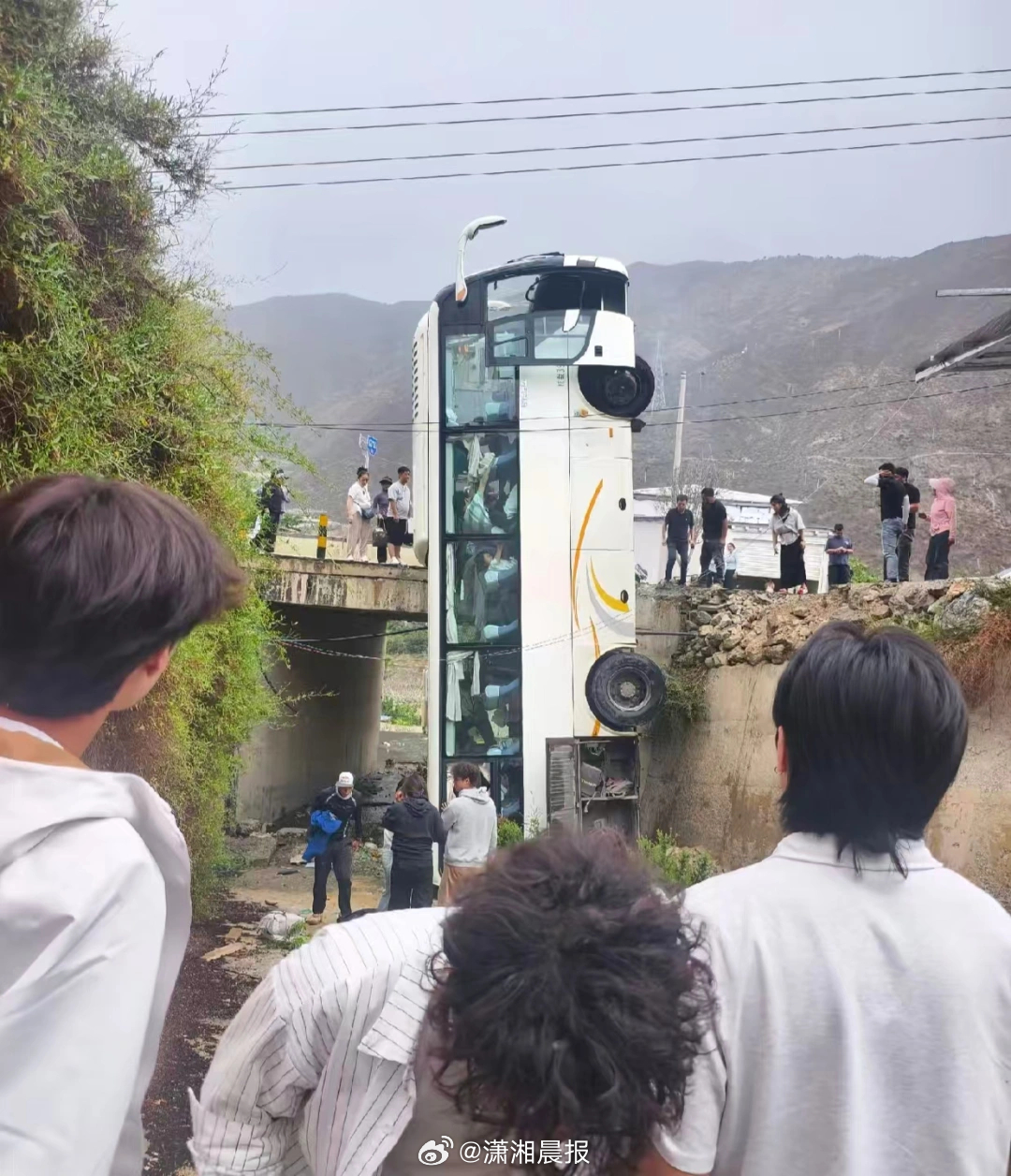 【#乘客称大巴车为避让小车坠桥#，#多方回应一大巴在四川坠桥#：伤者已送医，保险