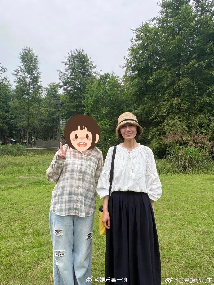 袁泉夏雨参加友人婚礼袁泉夏雨合体参加友人婚礼 袁泉夏雨合体低调参加友人婚礼。