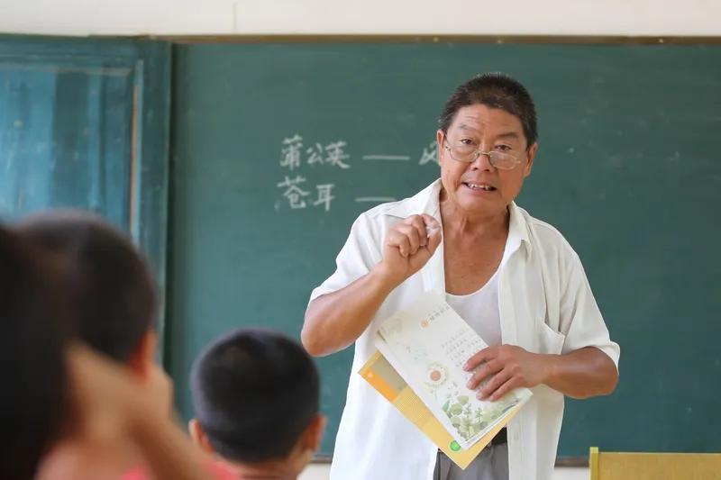 50多岁的孙老师，被迫去了后勤。
他本来教二年级语文，教学成绩一直都是名列前茅的