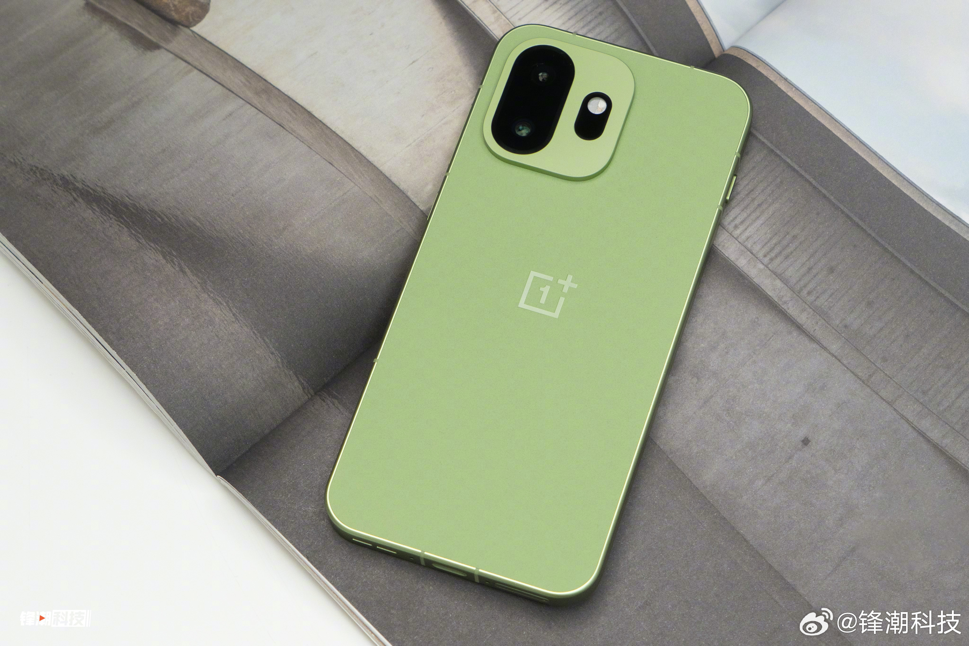 一加15T 「松弛抹茶」配色，真机实拍。你们觉得这次外观颜值如何？问了下，说是线
