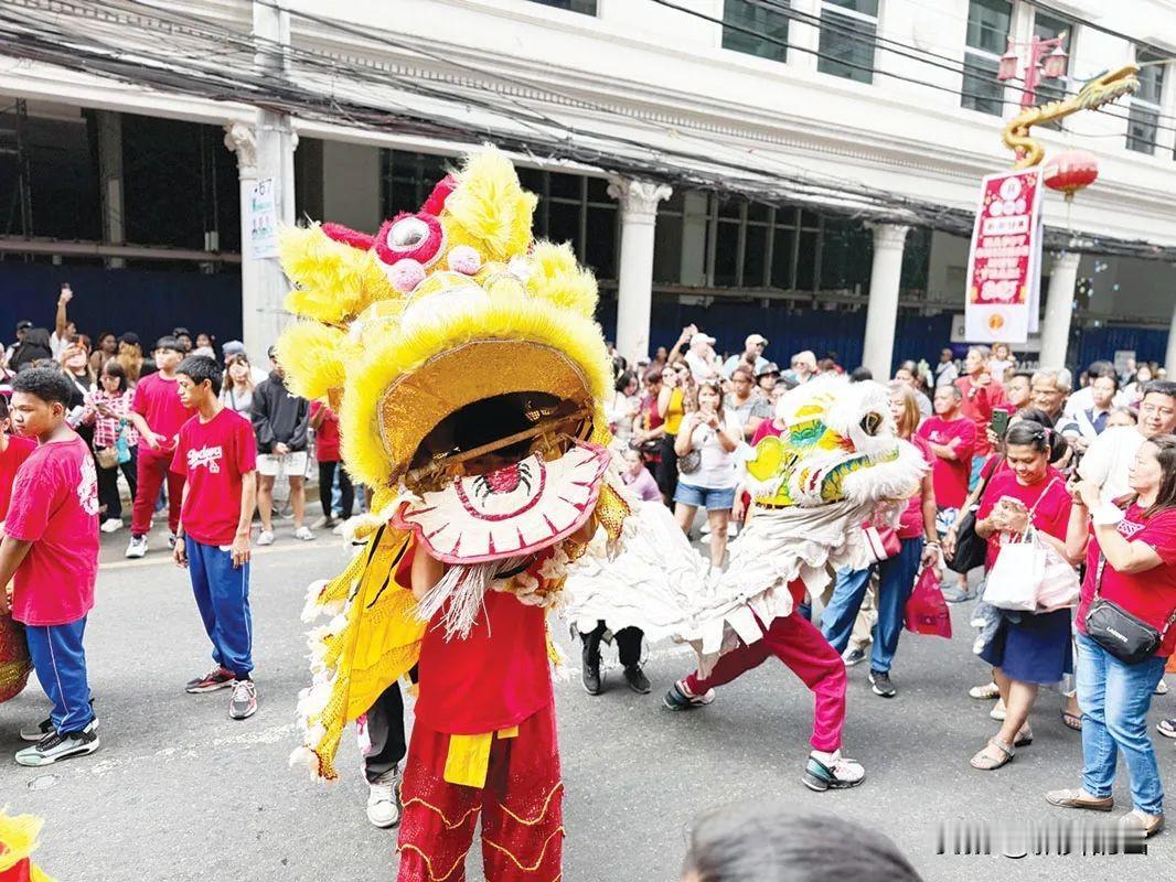 综合外电报道：南海争议未影响菲律宾人与华人之间的友谊，数以万计菲人昨日涌进号称“