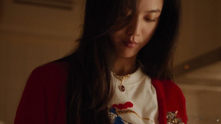 汤唯Burberry电影感 镜头记录下汤唯认真挑选食材的专注模样，那份对细节的在