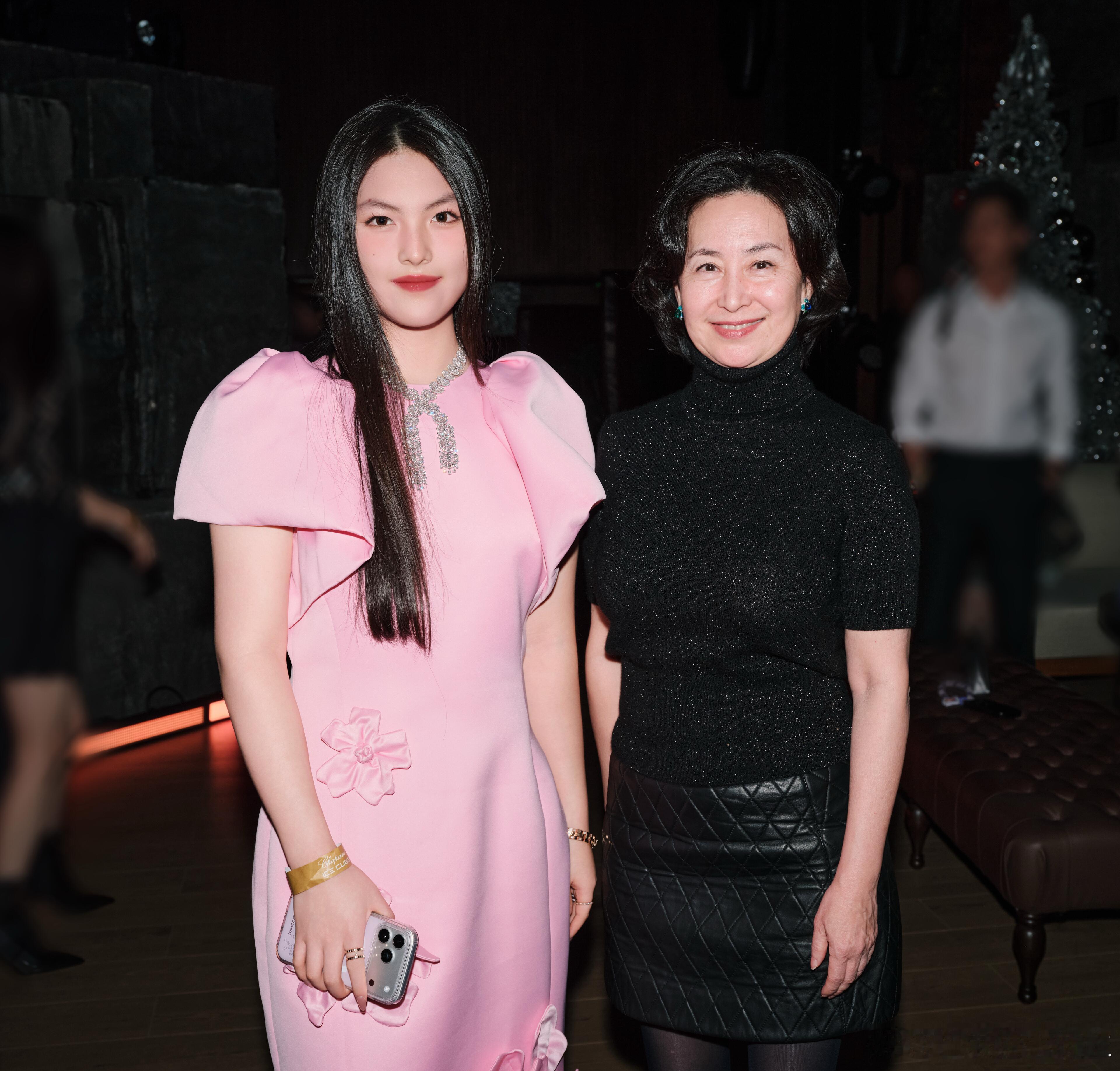 王诗龄出席晚宴活动，与何超琼同框不怯场王诗龄何超琼同框王诗龄何超琼同框合影