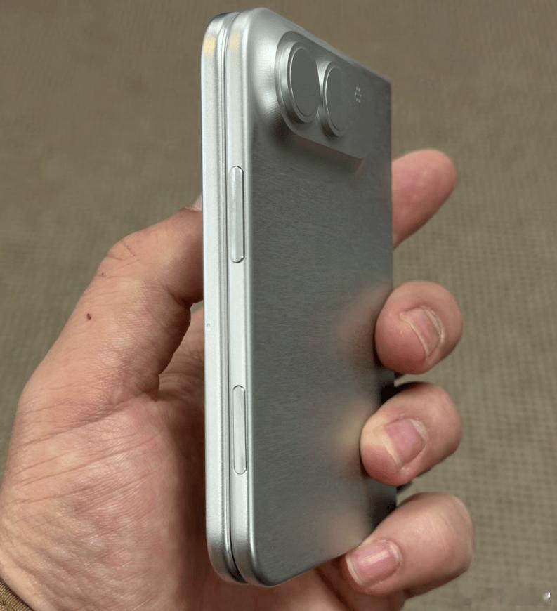 iPhoneUltra机模上手苹果终于把折叠屏从传闻拽到眼前了！YouTube曝