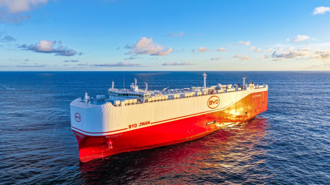 “2025年，比亚迪以一份量质齐升的成绩单，诠释了行业引领者的底蕴。在竞争加剧的